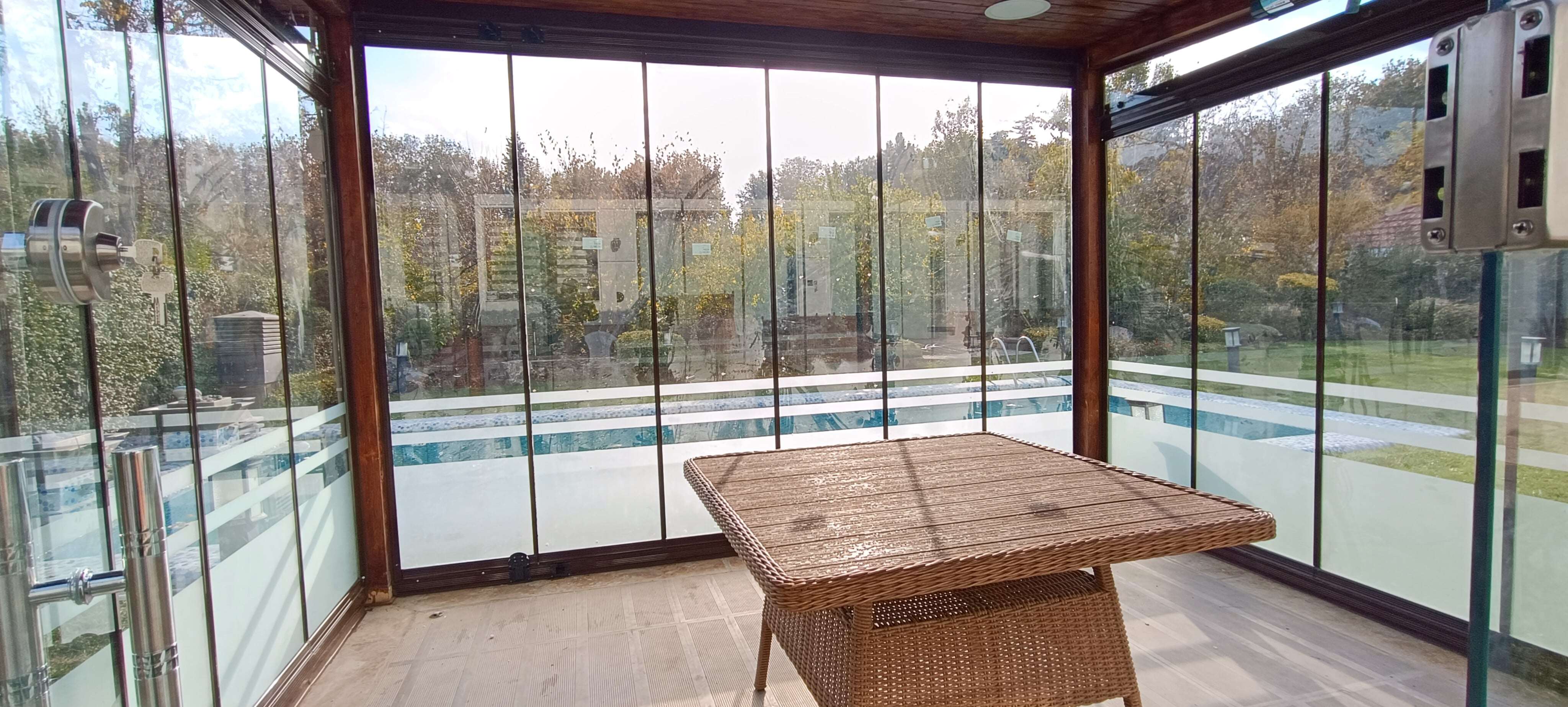 نوین بالکن البرز پوشش بالکن با شیشه های ریلی (شیشه بالکن ریلی)